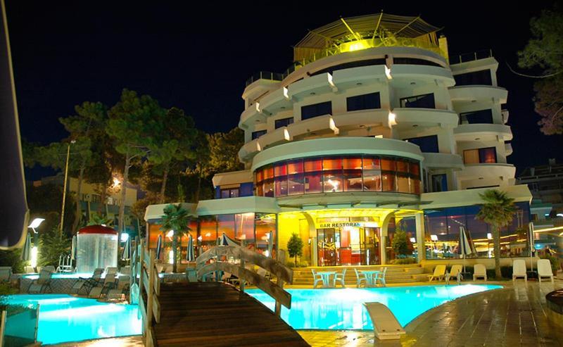 Vela Hotel Restaurant 格勒姆 外观 照片